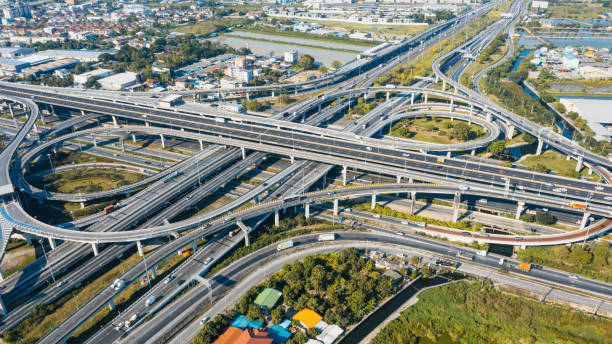 高速道路の道路とラウンドアバウト、輸送と旅行のコンセプト。 - aerial view shanghai technology multiple lane highway ストックフォトと画像