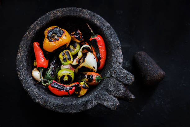 argamassa mexicana com pimentões queimados e ingredientes para molho, comida picante na cidade do méxico américa latina - roasted vegetable food pepper - fotografias e filmes do acervo