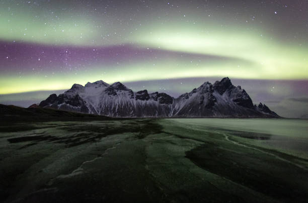 ヴェスターホルン山脈、アイスランド - aurora borealis iceland aurora polaris astronomy ストックフォトと画像
