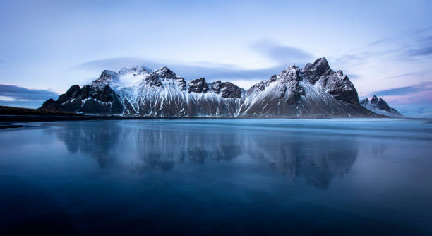 las montañas vesterhorn, islandia - solitude mountain range ridge mountain peak fotografías e imágenes de stock