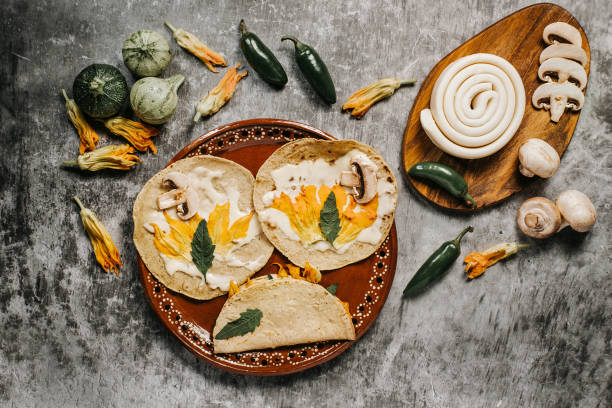 quesadilla messicana con vari ingredienti formaggio oaxaca, peperoncino e fiori di zucca serviti a colazione in messico america latina - squash blossom foto e immagini stock