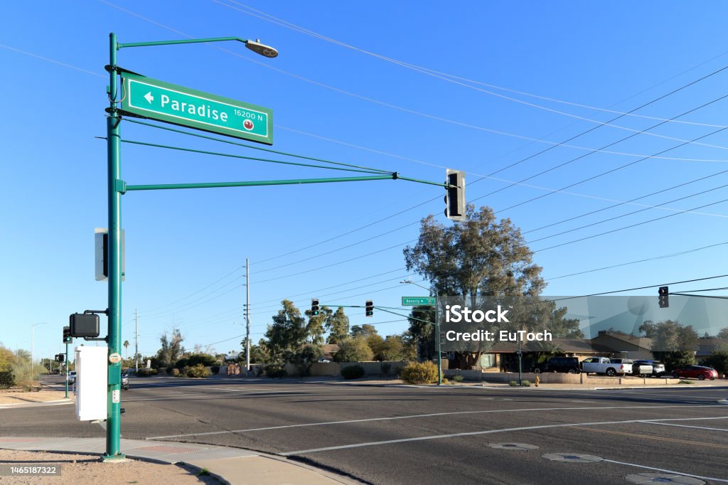 Paradise Lane la 35th Avenue în Phoenix, AZ - Fotografie de stoc Albastru fără redevențe Paradise Lane la 35th Avenue în Phoenix, AZ - Fotografie de stoc Albastru fără redevențe