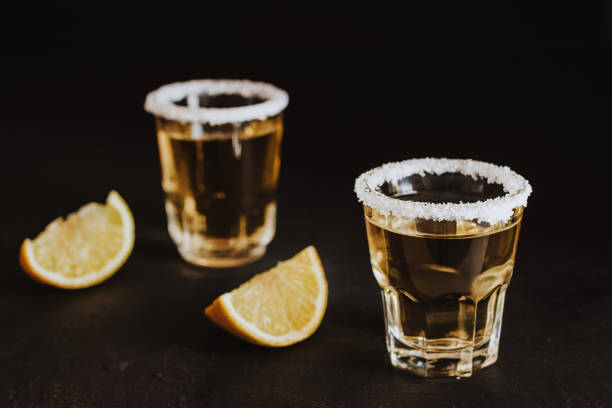 멕시코 라틴 아메리카에서 라임과 소금을 곁들인 멕시코 데킬라 샷 - tequila shot 뉴스 사진 이미지