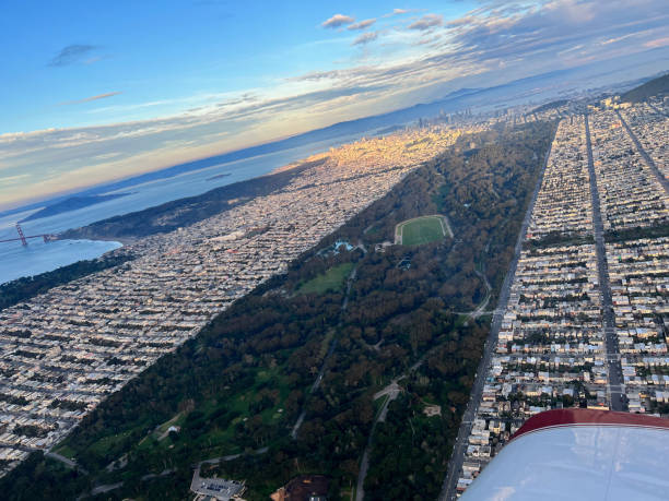 вид с воздуха на внешний район сансет, парк золотые ворота, район ричмонд. - golden gate park стоковые фото и изображения