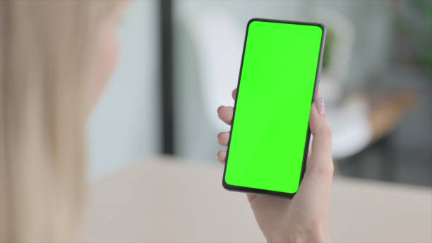 tenir un smartphone avec une clé chroma verte - 11827 photos et images de collection