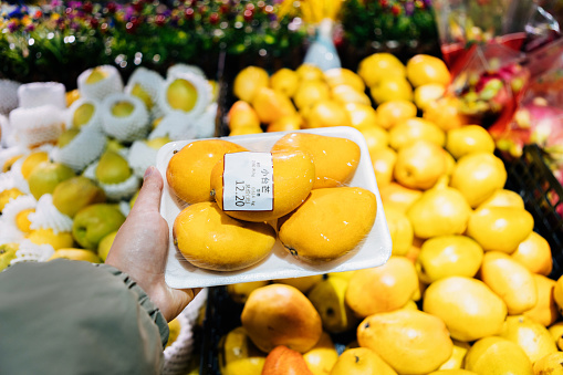 View the price tag of mango-Healthy diet