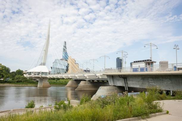 esplanade riel brücke in winnipeg, manitoba, kanada - esplanade riel stock-fotos und bilder