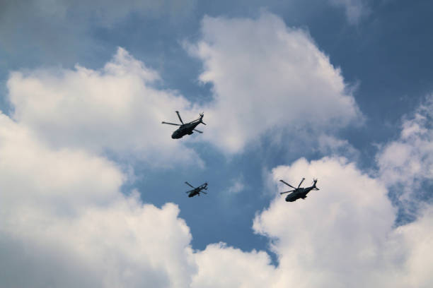 クイーンズプラチナジュビリーを祝うために通り過ぎる飛行機の眺め - queens jubilee ストックフォトと画像