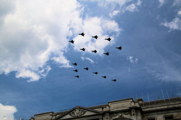 クイーンズプラチナジュビリーを祝うために通り過ぎる飛行機の眺め - queens jubilee ストックフォトと画像