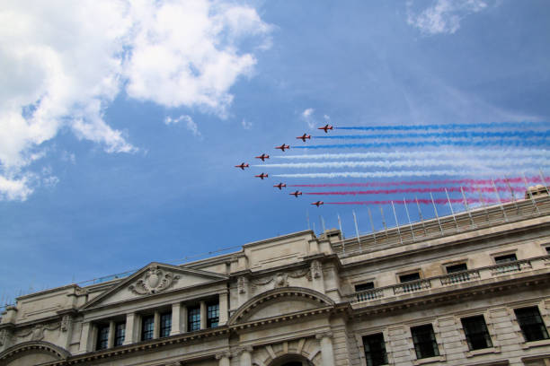 クイーンズプラチナジュビリーを祝うために通り過ぎる飛行機の眺め - queens jubilee ストックフォトと画像