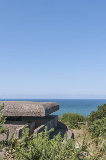 foto vertical da praia da normandia, frança durante o dia - france sea allied forces atlantic ocean - fotografias e filmes do acervo