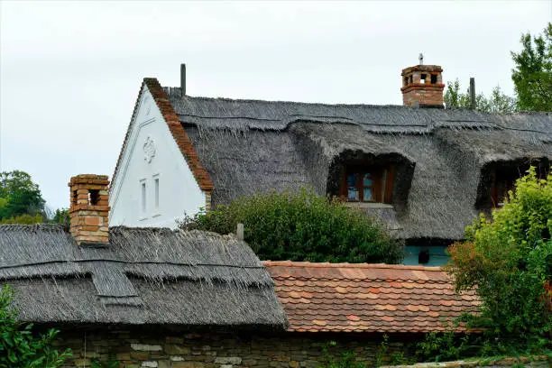 Traditionelles Reetdachhaus an einem Dorfanger, auf der Halbinsel Tihany im Plattensee in Ungarn