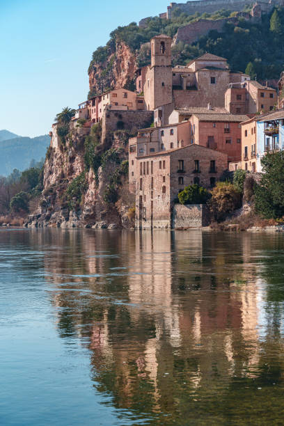 stare miasto miravet z zamkiem templariuszy na szczycie i rzeką ebro płynącą cicho w słoneczny dzień. - castle catalonia spain majestic zdjęcia i obrazy z banku zdjęć