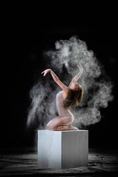 молодая стройная женщина с намазанной мукой на воздухе - motion art naked studio shot стоковые фото и изображения