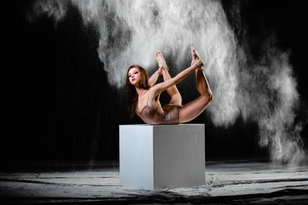 молодая стройная женщина с намазанной мукой на воздухе - motion art naked studio shot стоковые фото и изображения