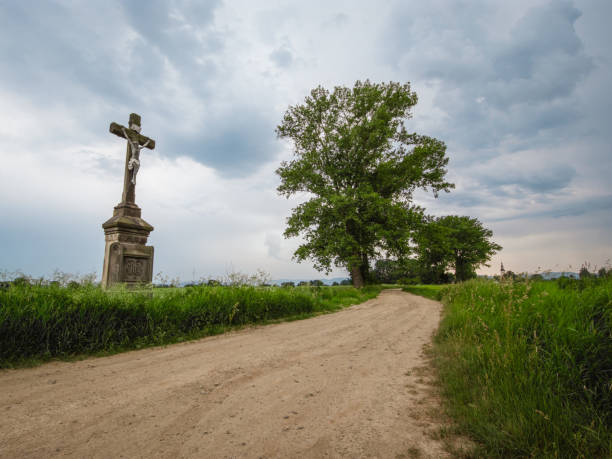 droga polna z krzyżem przydrożnym - memorial roadside cross cross shape zdjęcia i obrazy z banku zdjęć