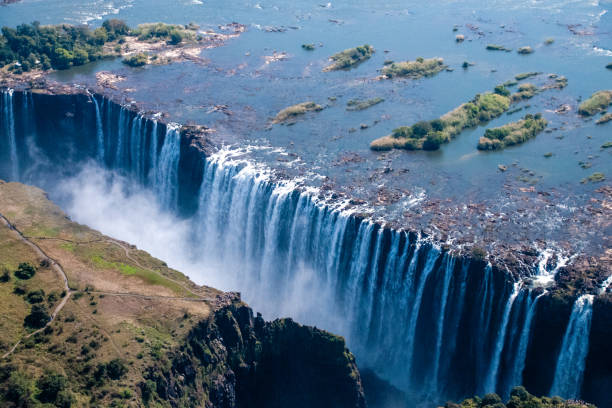 vue aérienne des chutes victoria - victoria falls waterfall zimbabwe zambia photos et images de collection