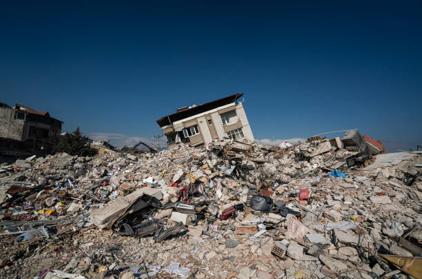 os destroços de um edifício que desabou após o terremoto - damaged construction ruined bombing - fotografias e filmes do acervo