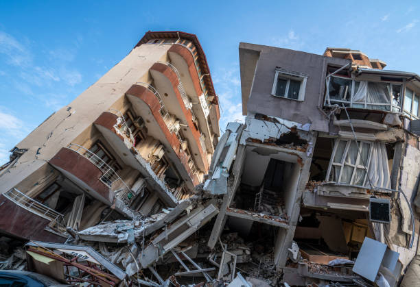die trümmer eines eingestürzten gebäudes nach dem erdbeben - erdbeben türkei stock-fotos und bilder