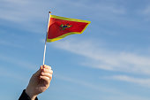 montenegros-flagge-in-der-hand-flattert-im-wind-gegen-den-himmel.jpg?b=1&s=170x170&k=20&c=Tw2z2Qke_nBzwdbBn7mof-hvfTqn0DZD0WGEnWrmu_g=