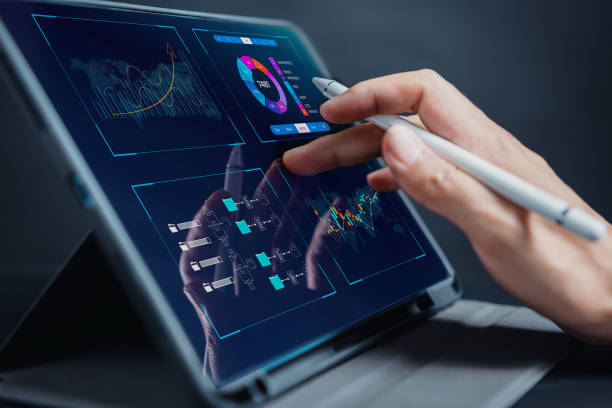 business data analysis arbeitet im business analytics and data management system, um berichte mit kpi und metriken zu erstellen, die mit der datenbank verbunden sind. unternehmensstrategie für finanzen, betrieb, vertrieb, marketing. - analyzing stock-fotos und bilder