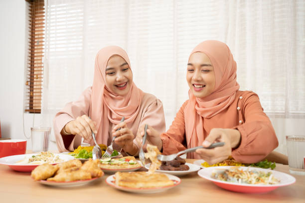 азиатская мусульманка красивой женщины семьи делает ифтар дуа, чтобы прервать пост во время рамадана. - women middle eastern ethnicity islam hijab стоковые фото и изображения