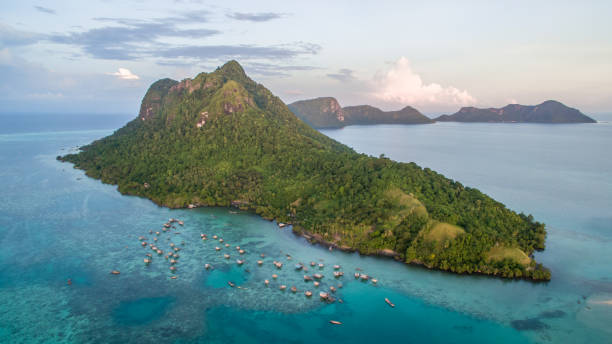 bela vista aérea borneo sea cigana aldeia de água na ilha mabul bodgaya, malásia. - sipadan island - fotografias e filmes do acervo