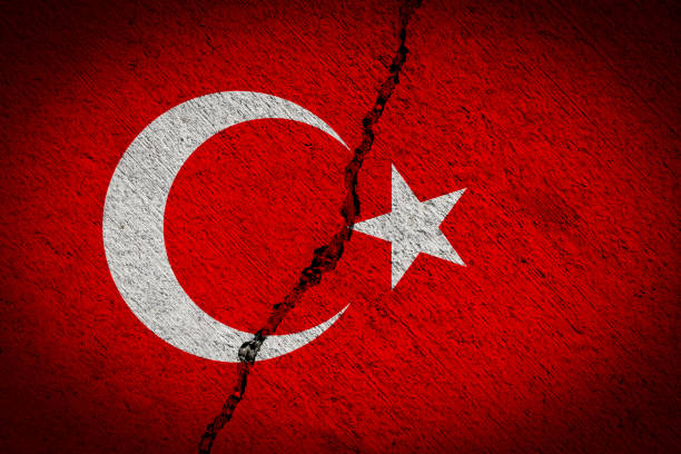 지진 균열이 있는 터키 국기. 터키 개념의 비극. - turkey earthquake stock illustrations