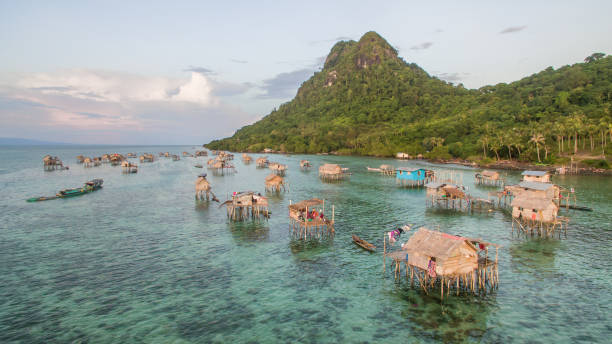 bela vista aérea borneo sea cigana aldeia de água na ilha mabul bodgaya, malásia. - sipadan island - fotografias e filmes do acervo