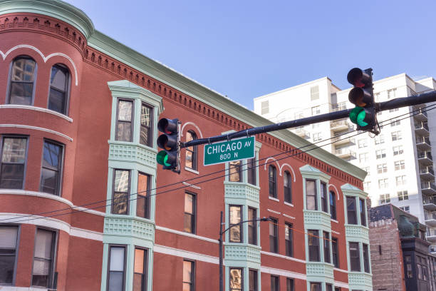 znak drogowy chicago ave. przed zabytkowym budynkiem w centrum chicago - no passing lane zdjęcia i obrazy z banku zdjęć