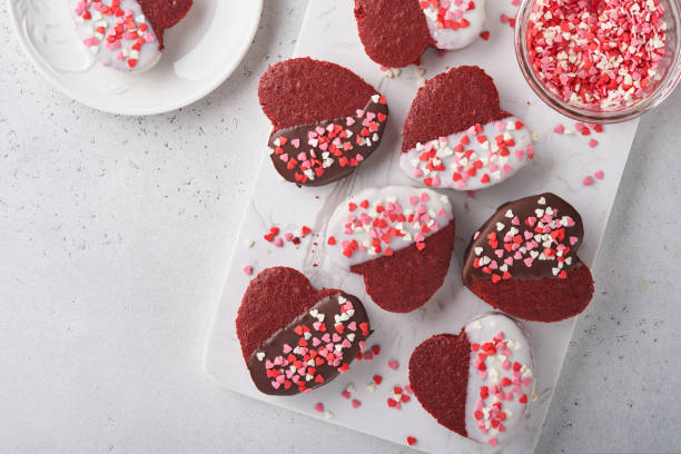 dia dos namorados. biscoitos vermelhos de veludo ou brownie em forma de coração em cobertura de chocolate em um fundo romântico rosa. ideia de sobremesa para o dia dos namorados, dia das mães ou da mulher. saboroso bolo de sobremesa caseiro - valentine candy - fotografias e filmes do acervo