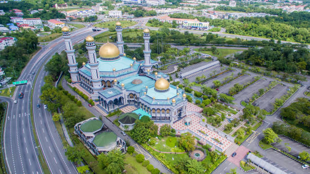 vista aérea de la mezquita - bandar seri begawan fotografías e imágenes de stock