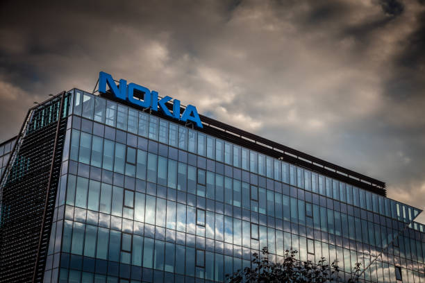 logotipo de nokia en su sede y oficina principal de timisoara. nokia es una corporación finlandesa especializada en tecnología y telecomunicaciones conocida por los teléfonos móviles. - nokia fotografías e imágenes de stock