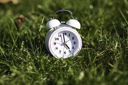 alarm clock - turn time forward or backward for sommer or winter time