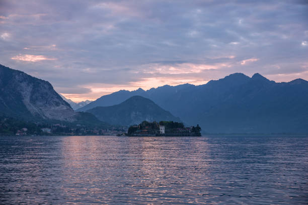 paisaje de puesta de sol del lago maggiore, stresa, italia - islas borromeas fotografías e imágenes de stock