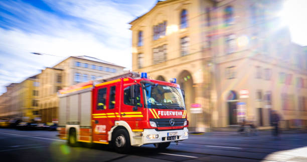 Camión de bomberos típico en Alemania - foto de stock