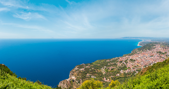 Costa vistas al mar desde la parte superior del Monte Saint Elia photo