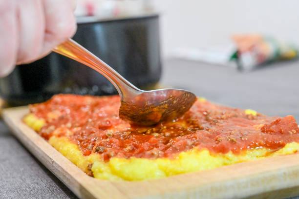 polenta z sosem - polenta zdjęcia i obrazy z banku zdjęć