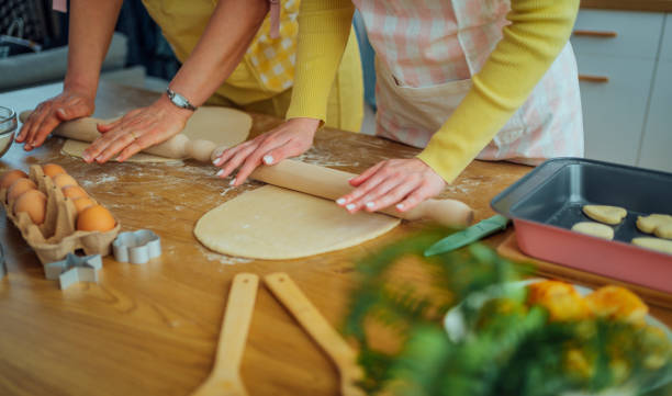 istock Mother and daughter kneading dough 1465375388