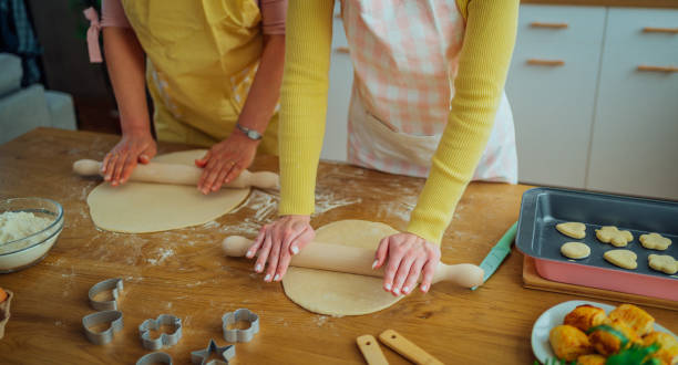istock Mother and daughter kneading dough 1465377139