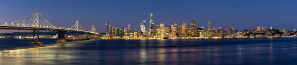 blick auf die bay bridge und die skyline von san francisco im morgengrauen von treasure island - bay bridge bridge california dawn stock-fotos und bilder