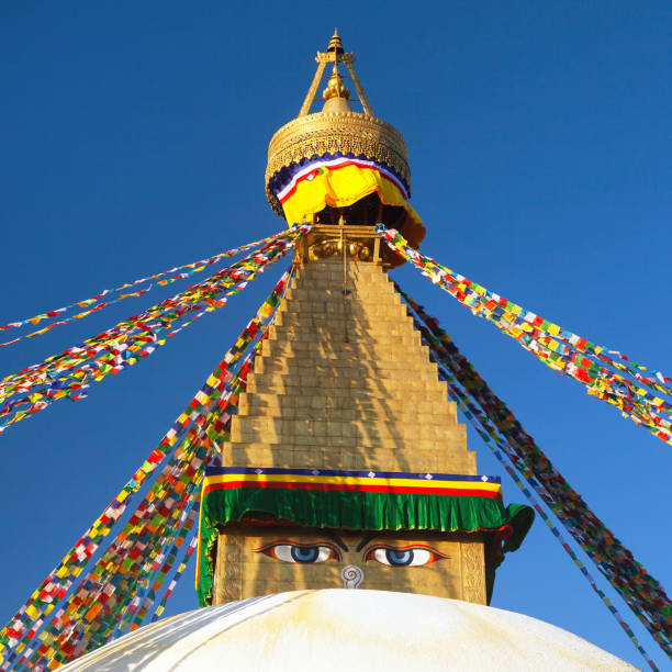 ступа будха, бодхнатх или будханатх с молитвенными флагами - bodnath stupa kathmandu stupa flag стоковые фото и изображения