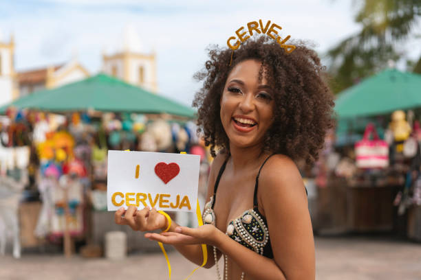 ludzie trzymający znaki z krótkimi frazami podczas karnawału w brazylii - placard holding celebration women zdjęcia i obrazy z banku zdjęć