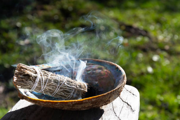 salvia ardiente smudge stick - ceremonia tradicional fotografías e imágenes de stock