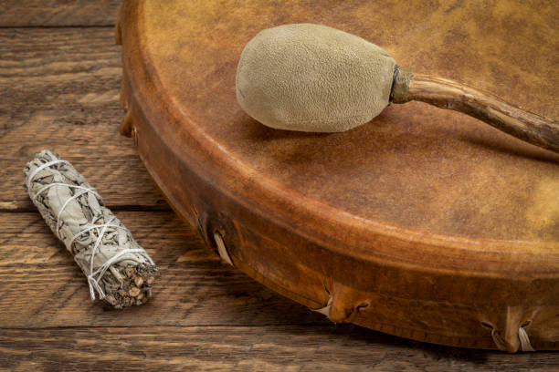 tambor de marco de chamán hecho a mano, estilo nativo americano, cubierto por piel de cabra con un batidor - frame drum fotografías e imágenes de stock