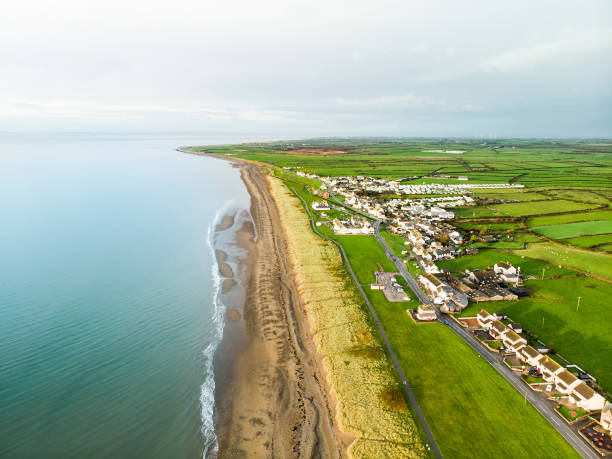 vista aerea della spiaggia del villaggio di allonby nel distretto di allerdale in cumbria, regno unito - scenics coastline uk moss foto e immagini stock