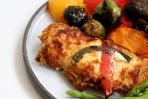 zbliżenie tradycyjny włoski kurczak z rośliną jajeczną, bakłażan parmigiana - parmesan cheese chicken veal salad zdjęcia i obrazy z banku zdjęć