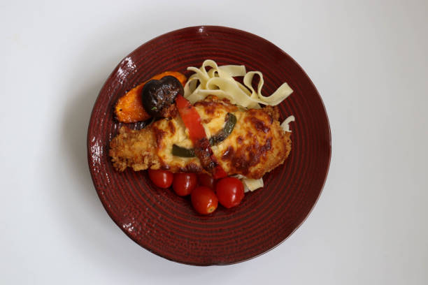 close up traditional italian chicken with egg plant , aubergine parmigiana - parmesan cheese chicken veal salad imagens e fotografias de stock