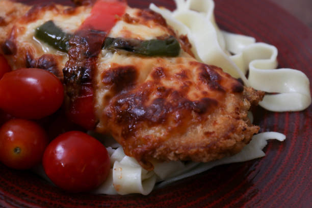 nahaufnahme traditionelles italienisches huhn mit auberginen, auberginen-parmigiana - parmesan cheese chicken veal salad stock-fotos und bilder