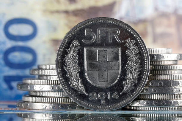 pièce de cinq francs et autres monnaies suisses - swiss currency coin swiss francs swiss coin photos et images de collection